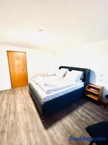 Private room with Bathroom and Lake View in Guest House - Image 4