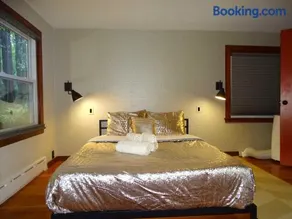 Beautiful Guest Cabin on Quiet Estate - Image 2