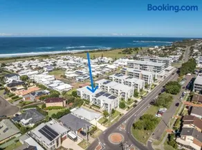 Beachside Bliss: Modern 3BR minutes to Caves Beach + Cafes - Image 3