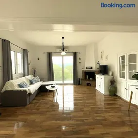 Live the Summer Dream at Gaios Cozy Retreat - Image 1