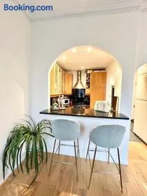 Charming 2 Beds in Chelsea By Earl's Court Station - Image 3