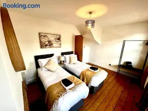 Nomi Homes - Okehampton Place - Exeter - Sleeps 7 - Image 3