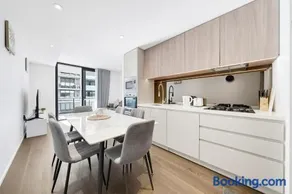 The most convenient modern living next to Sydney Airport, with free parking - Image 2