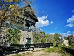 Somlo Wineshop Guesthouse - Image 1
