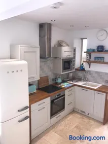 Tudor Apartment (Panoramic Sea Views) - Image 4