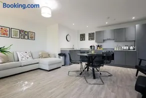 Modern Comfort Near Castle St with WiFi & Parking! - Image 3
