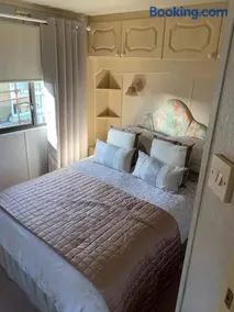 Compact Holiday Home - Image 3