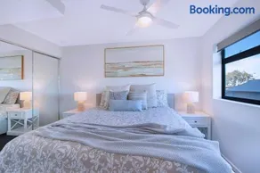 HOT Stylish Costal 3 ensuite apartment on Redcliffe, Brisbane - Image 3