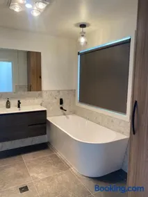 Superior & Luxe 2BR Apartment Villas Al Fresco Patio Free Parking & WIFI - Image 4
