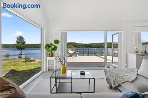 Lakeside cottage on its own headland - completely undisturbed - Image 1