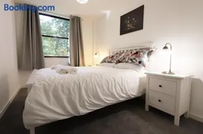 Modern Comfort Near Castle St with WiFi & Parking! - Image 4