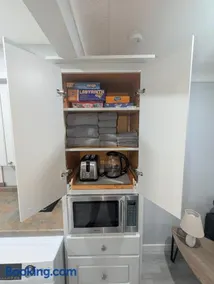 Bright 2BR Home Near Airport & Shops - Image 2