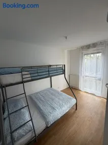 Modern 2BR Train, Versailles, Paris - Image 3