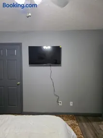 The E-Town Retreat 2BR townhouse close to Downtown - Image 4