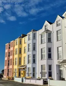 Bay View, Sleeps 18, 7 Bedrooms, 7 Bathrooms, Seafront, Criccieth - Image 4