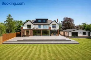 Luxurious Villa Retreat in Wilmslow - Image 2