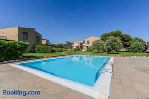 Golden Stone Villa: Pool Relax - Image 2