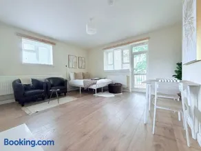 White Oak Studio Hideaway - Image 2