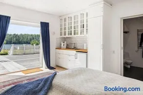 Pentry med sjöutsikt i Villa Forza - Image 1