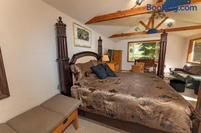 Cozy Cedar Cabin Near Silverwood Theme Park - Sleeps 5 - Quiet & Private - Image 3