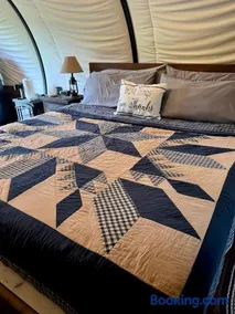 Luxury Covered Wagon, Rooterville Animal Sanctuary - Image 4