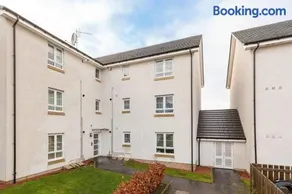 Newly Refurbished Large Apartment With Huge Garden - Image 5