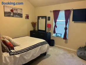 Trunks up! Spacious home ready for a fun time! - Image 3