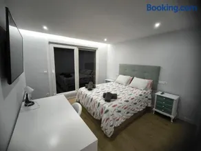 Amplio y moderno piso de 4 habitaciones y terraza - Image 4