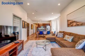 Spacious 5-BR Apt next to transit Free Parking - Image 1