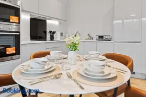 Modern 2 Bed Riverside with Parking and Wi-Fi Near Heathrow - Image 3