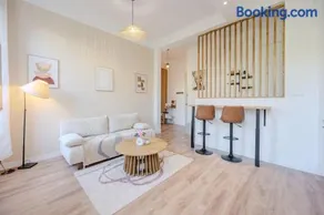 Modern and Bright 2-Room Apartment in City Center - Image 1