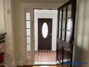 Modern Queen Room Near EWR - Image 2