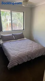 4 bedrooms with queen sized bed each room - Image 3