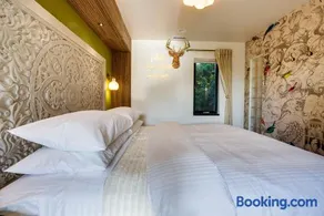 The Sun King at The Louie Boutique Motel, Walk to Everything! Dog Friendly! - Image 2