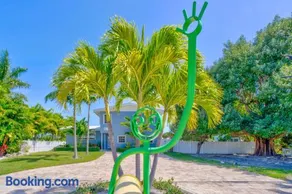 Easy Breezy Family Complex 5BR 3BTH 100ft Dock Pool & Beach - Image 1