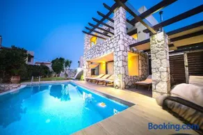 Villa Majestic Heated Pool Sauna & Endless Sea Views - Image 1