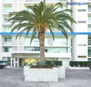 Beachfront Bliss, 3BR Kirra Oasis- Pool and Sauna - Image 1