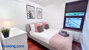 Promo Rate - Crouch End 4-Bedroom Home with Balcony & Parking near Alexandra Palace by Staylio London - Image 4