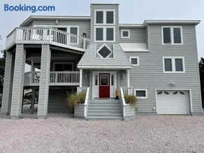 Lagoon Front Loveladies Dock Decks Beach Badges Bikes Ping Pong Table Foosball Wifigorgeous Reverse-Living Loveladies Contemporary On A - Image 1