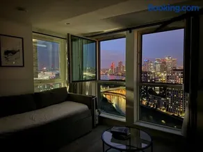 Penthouse with O2 Arena View, Free Parking & Portable AC - Image 5