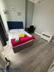 Grange Lone entire apartment with two double beds - Image 2