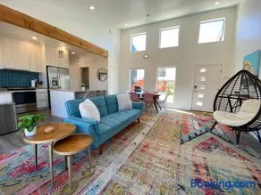 Timber & Tin E 2Bed 2Bath w Pool & Rooftop Deck - Image 3