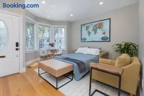 Sunny convenient home w/ private patio! Easy walk to everything! - Image 4