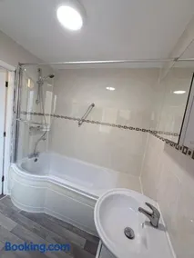 Modern 6-Bed Luxury Stay by City Hospital - Image 5