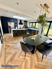 Luxury Surrey Cottage with Private Woodland Access - Image 1