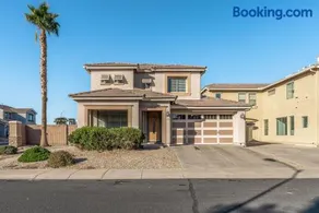 Entire Home in Surprise Downtown, Arizona - Image 2