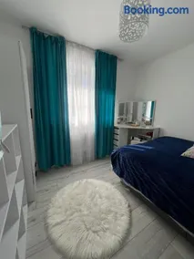 3 Bedroom House Accommodation near Goodwood - Image 4
