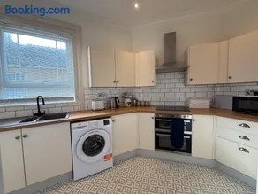 Bembridge Landing - 2 Bedroom Apartment with Parking in Bembridge Village, near Harbour and Beach - Image 3