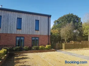 Oak & Hazel, Heath Row Barn - Image 1