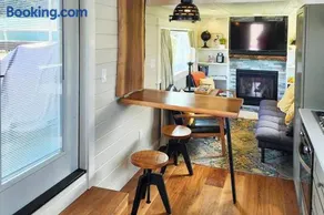 Azalea - tiny home living in style! - Image 2